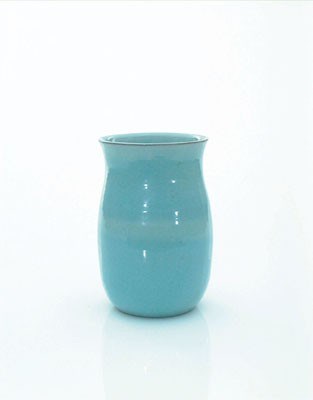 Lot 7246 - Lichtblauwe cilindrische vaas