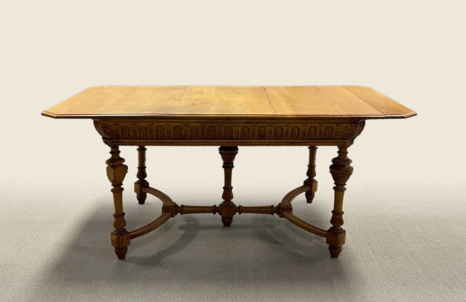 Lot 720 - Eetkamer tafel