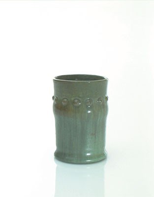 Lot 7524 - Groen cilindervaasje met noppenreliëf décor