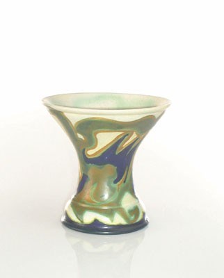 Lot 7566 - Abstract gedecoreerde vaas