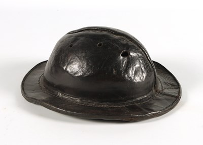 Lot 986 - 19 eeuwse leren mijnwerkers helm