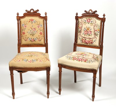 Lot 146 - Twee Eetkamerstoelen met Geborduurde Bekleding