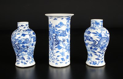 Lot 202 - Drie Chinese Blauw Wit Porseleinen Draken Vazen