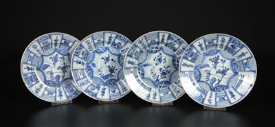 Lot 204 - Vier Chinees Blauw Wit Porseleinen Borden, Kraak Decor