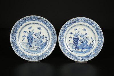 Lot 206 - Twee 18e eeuwse Chinees Porseleinen Borden