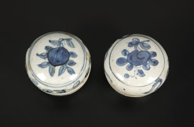 Lot 193 - Twee Blauw Wit Porseleinen Deksel Potjes