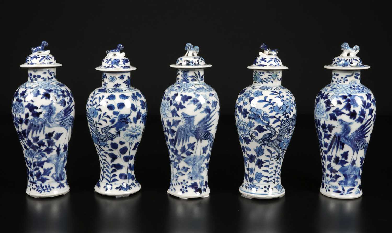 Lot 201 - Vijf Chinees Blauw Wit Porseleinen Dekselvazen