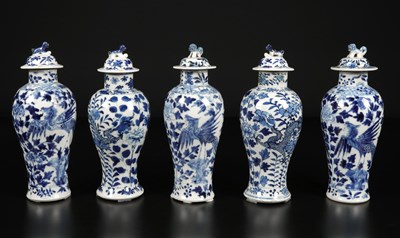 Lot 201 - Vijf Chinees Blauw Wit Porseleinen Dekselvazen