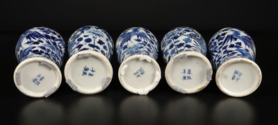 Lot 201 - Vijf Chinees Blauw Wit Porseleinen Dekselvazen