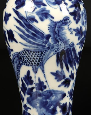 Lot 201 - Vijf Chinees Blauw Wit Porseleinen Dekselvazen