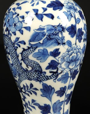 Lot 201 - Vijf Chinees Blauw Wit Porseleinen Dekselvazen