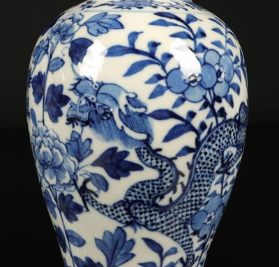 Lot 201 - Vijf Chinees Blauw Wit Porseleinen Dekselvazen