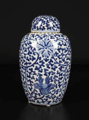 Lot 197 - Chinees Blauw Wit Porseleinen Lotus Vaas