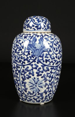 Lot 197 - Chinees Blauw Wit Porseleinen Lotus Vaas