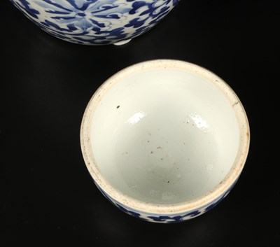 Lot 197 - Chinees Blauw Wit Porseleinen Lotus Vaas
