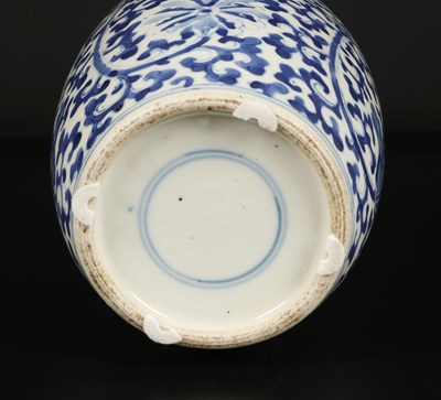 Lot 197 - Chinees Blauw Wit Porseleinen Lotus Vaas
