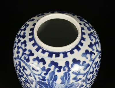 Lot 197 - Chinees Blauw Wit Porseleinen Lotus Vaas
