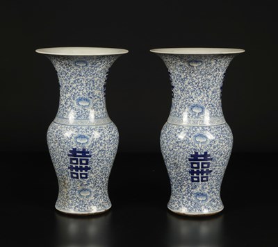 Lot 211 - Twee Blauw Wit Porseleinen Gu Vazen