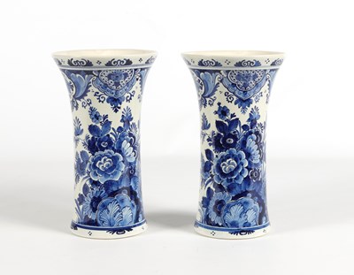 Lot 258 - Twee Grote Delft Blauwe Bekervazen