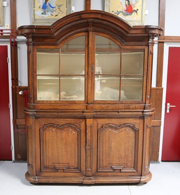 Lot 134 - 18e Eeuwse Eikenhouten Vitrinekast