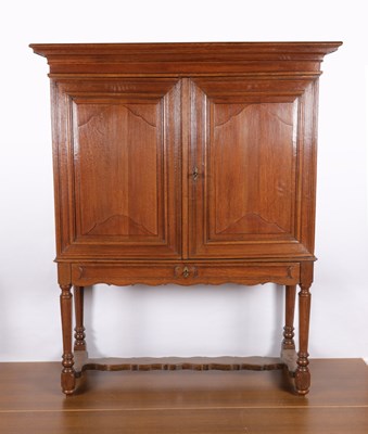 Lot 67 - 18e Eeuwse Eikenhouten Kruisvoet Kabinet, Land van Hervé