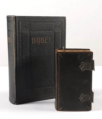 Lot 181 - Lot with 2 Bibles.