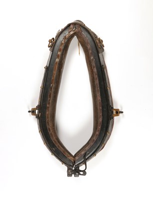 Lot 564 - Heavy duty horse collar harness, dated 1919