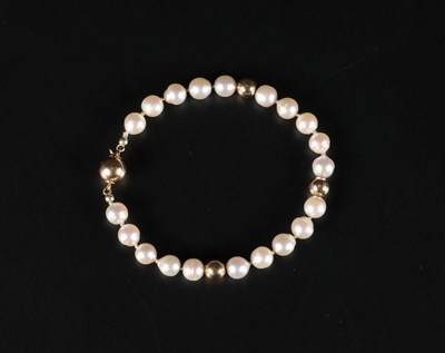 Lot 7 - Pearl Bracelet with Three Gold Beads