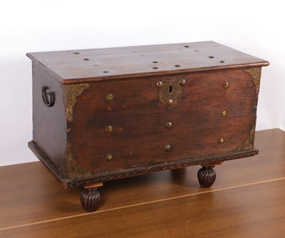 Lot 1128 - Blanket chest on 4 ball feet