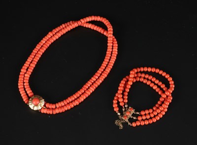 Lot 20 - Bloedkoraal Ketting en een Armband met Gouden Slot