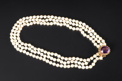 Lot 93 - A Pearl Necklace with Gold Lock