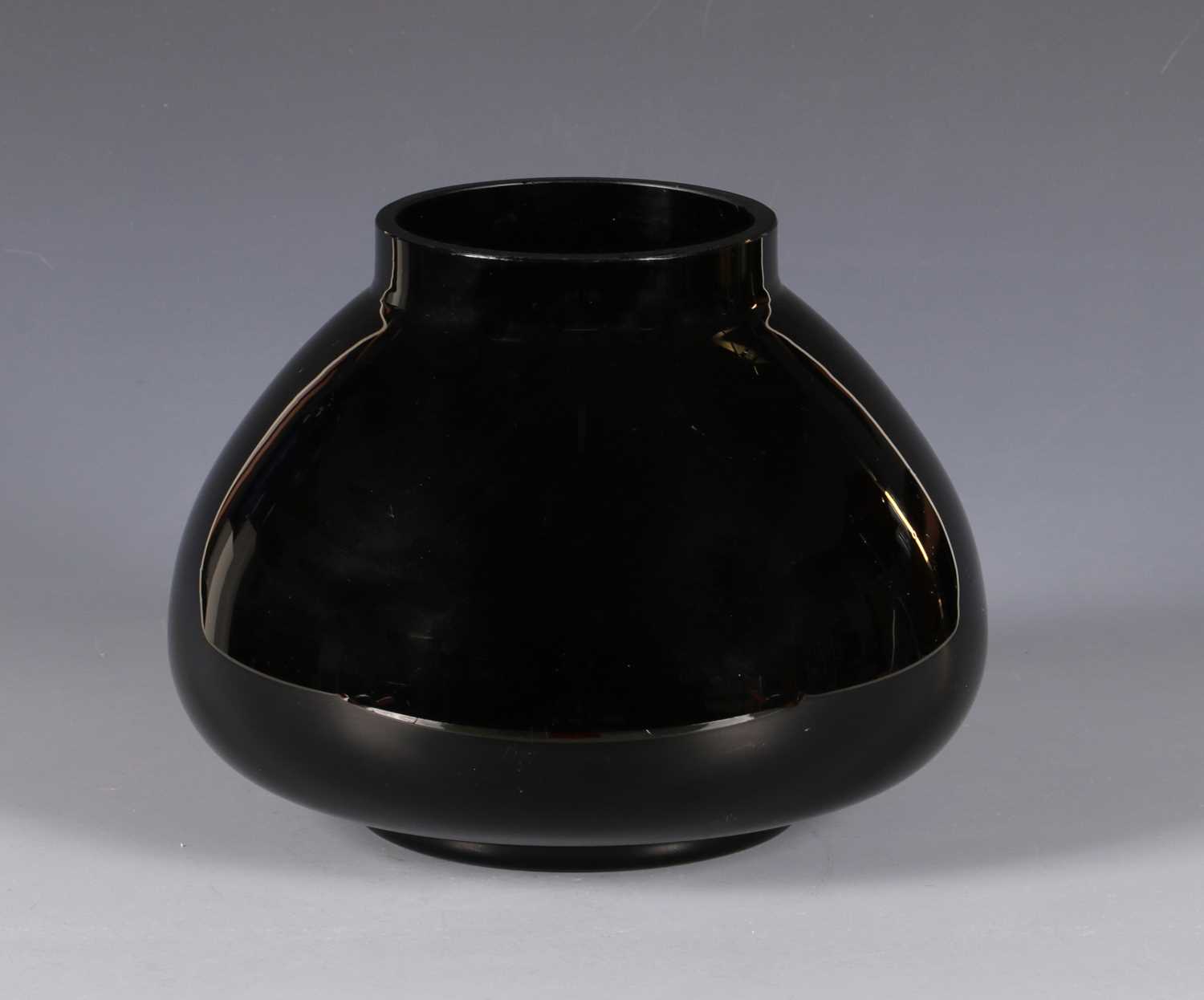 Lot 508 - Zwarte glazen vaas, door glasfabriek De Rupel.