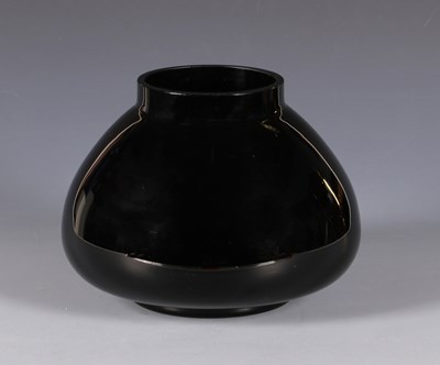 Lot 508 - Zwarte glazen vaas, door glasfabriek De Rupel.