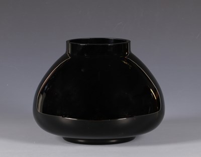 Lot 508 - Zwarte glazen vaas, door glasfabriek De Rupel.