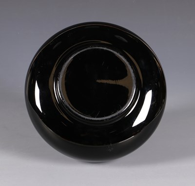 Lot 508 - Zwarte glazen vaas, door glasfabriek De Rupel.
