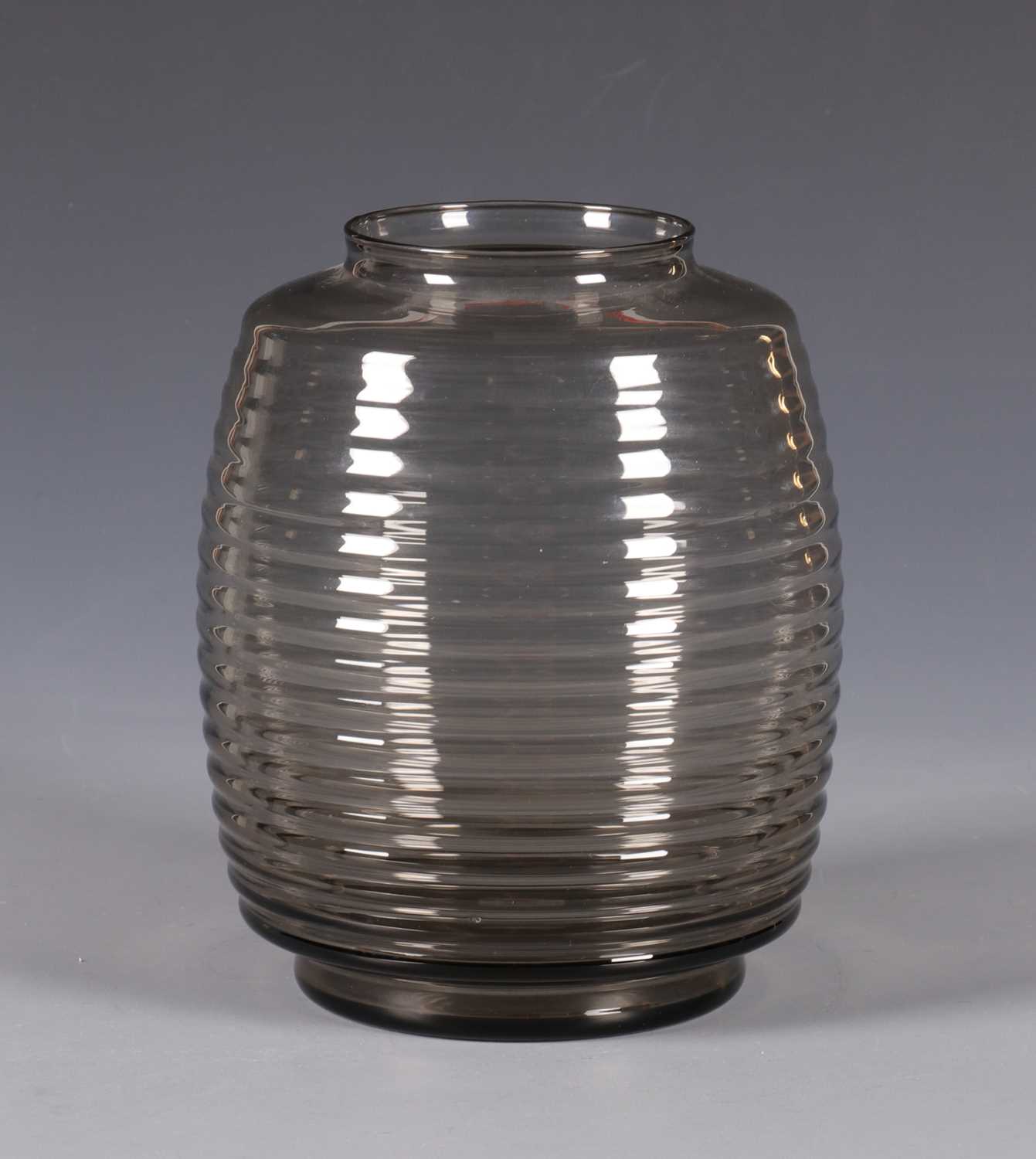 Lot 509 - Geribbelde gerookt glazen vaas, door Andries Copier (1901–1991)