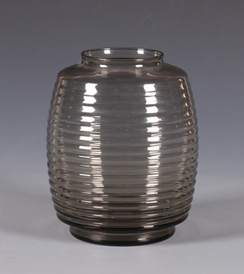 Lot 509 - Geribbelde gerookt glazen vaas, door Andries Copier (1901–1991)