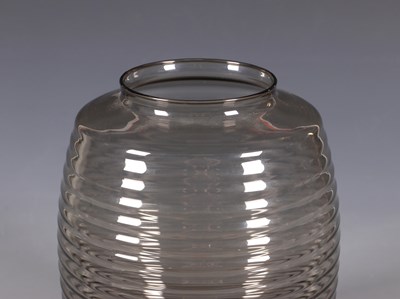 Lot 509 - Geribbelde gerookt glazen vaas, door Andries Copier (1901–1991)