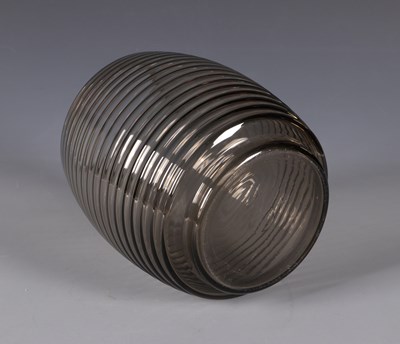Lot 509 - Geribbelde gerookt glazen vaas, door Andries Copier (1901–1991)